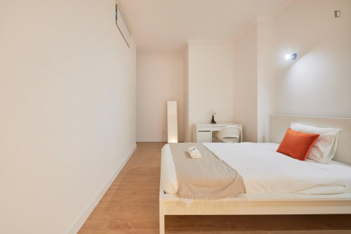 Nice single bedroom in a 7-bedroom flat