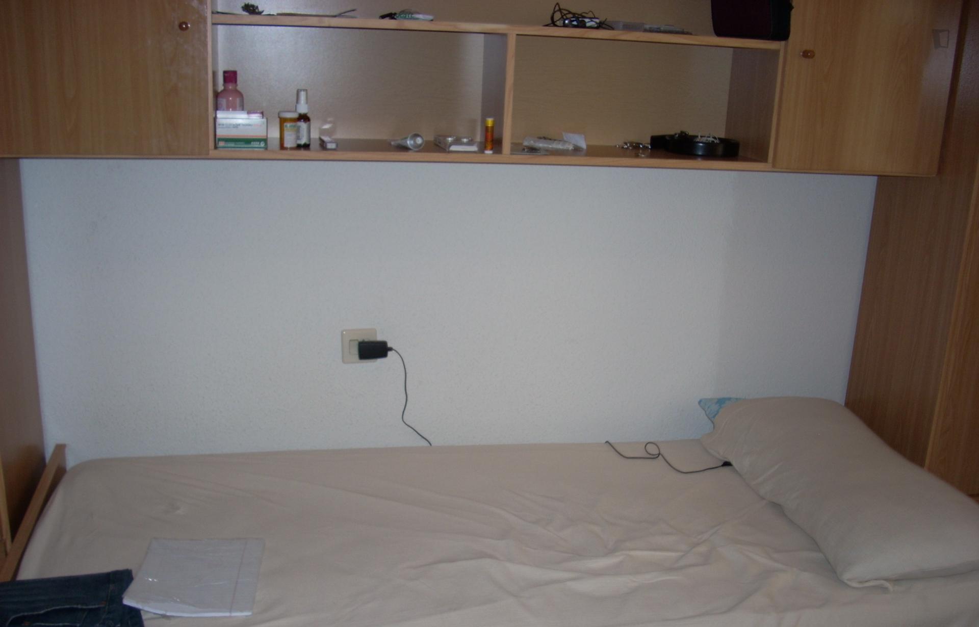 Fair and cosy single bedroom in a 3-bedroom flat, in the heart of Salamanca