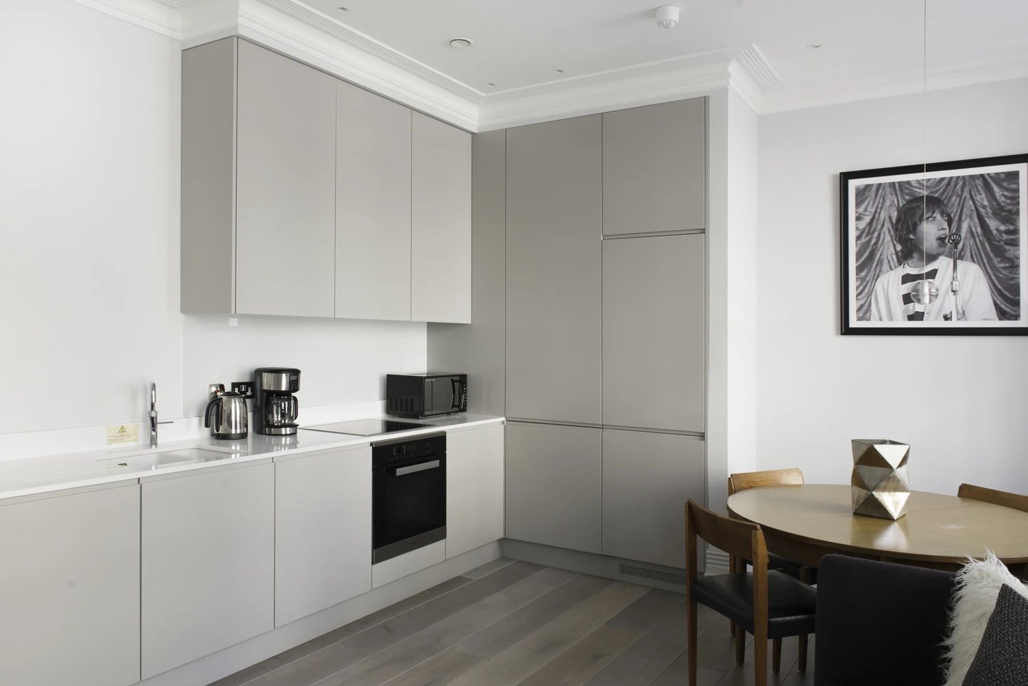 2 Bedroom, 1 Bathroom - Museum St - Gallery - 2