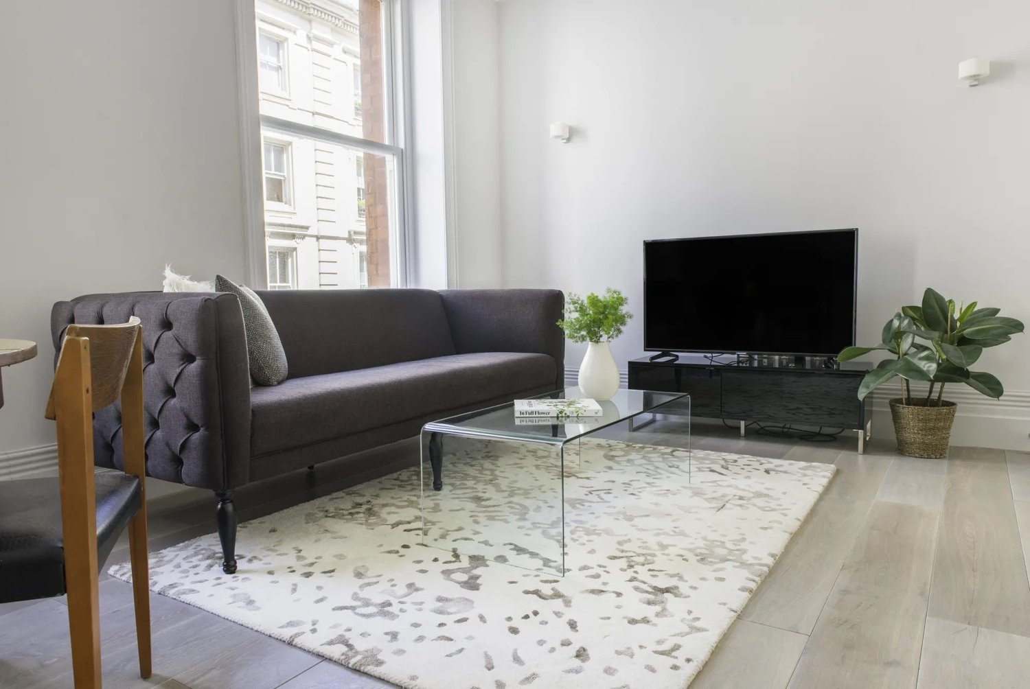 2 Bedroom, 1 Bathroom - Museum St - Gallery - 11