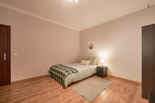 Charming single bedroom next to Sete Rios train station