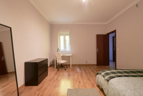 Charming single bedroom next to Sete Rios train station
