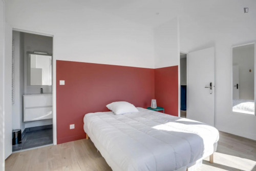 Snug double ensuite bedroom close to Montebello metro station
