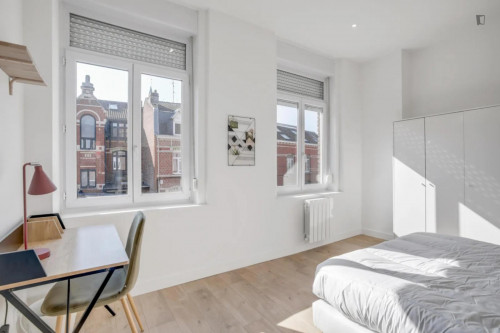 Snug double ensuite bedroom close to Montebello metro station