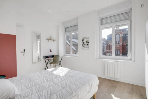 Snug double ensuite bedroom close to Montebello metro station