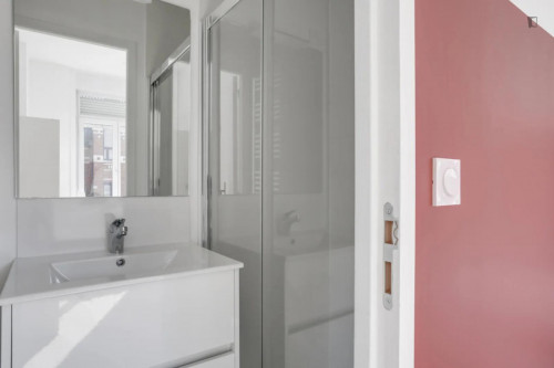 Snug double ensuite bedroom close to Montebello metro station