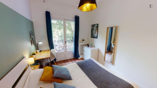 Bright double bedroom in Compans