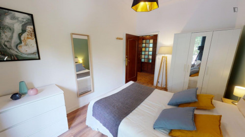 Bright double bedroom in Compans