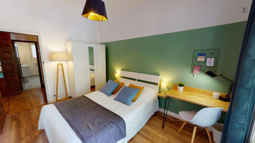 Bright double bedroom in Compans