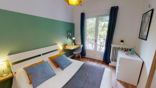 Bright double bedroom in Compans