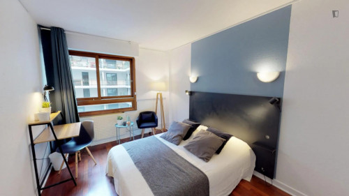 Pleasant double bedroom  next to the Centre Commercial Espace Saint Georges