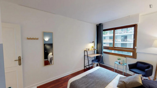 Pleasant double bedroom  next to the Centre Commercial Espace Saint Georges
