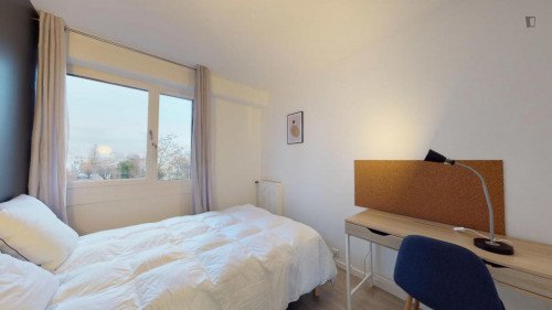 Bright double bedroom close to Les Agnettes metro station
