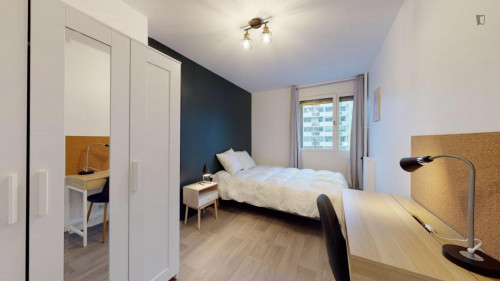 Bright double bedroom close to Les Agnettes metro station