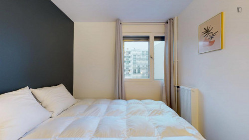 Bright double bedroom close to Les Agnettes metro station