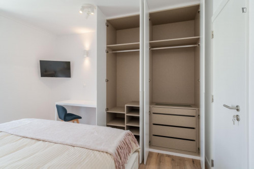 Homely double bedroom in a 6-bedroom apartment near Arroios metro station