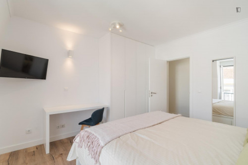 Homely double bedroom in a 6-bedroom apartment near Arroios metro station