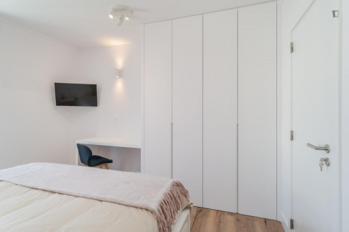 Homely double bedroom in a 6-bedroom apartment near Arroios metro station