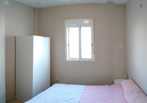 Nice double bedroom in a 5-bedroom apartment, near La Plata metro station