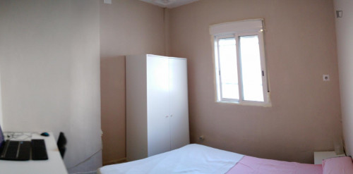 Nice double bedroom in a 5-bedroom apartment, near La Plata metro station