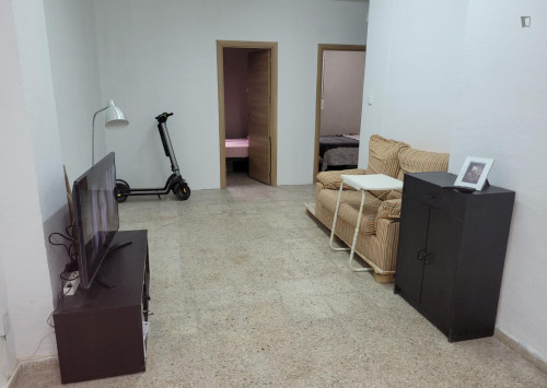 Nice double bedroom in a 5-bedroom apartment, near La Plata metro station