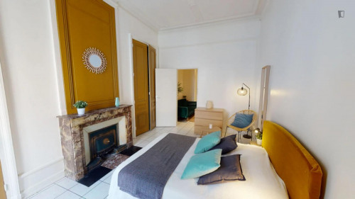 Bright double bedroom close to the Centre Nautique Tony Bertrand
