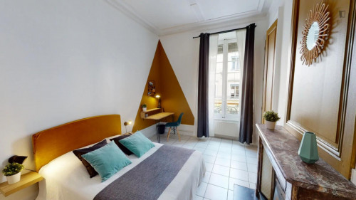 Bright double bedroom close to the Centre Nautique Tony Bertrand