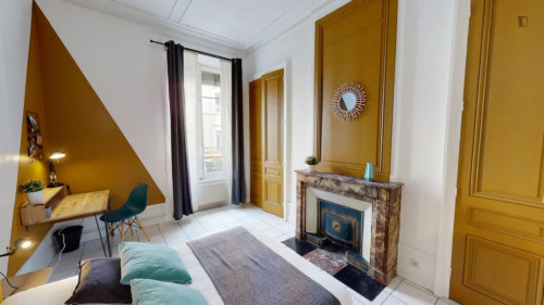Bright double bedroom close to the Centre Nautique Tony Bertrand