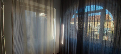 Bright double bedroom with in private bathroom a 7-bedroom house near Peniche