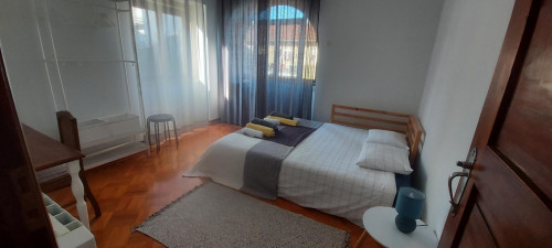 Bright double bedroom with in private bathroom a 7-bedroom house near Peniche