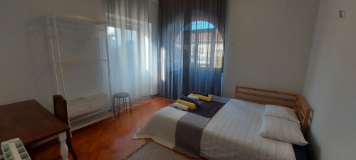Bright double bedroom with in private bathroom a 7-bedroom house near Peniche