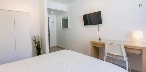 Welcoming double bedroom in a 7-bedroom apartment near Intendente metro station