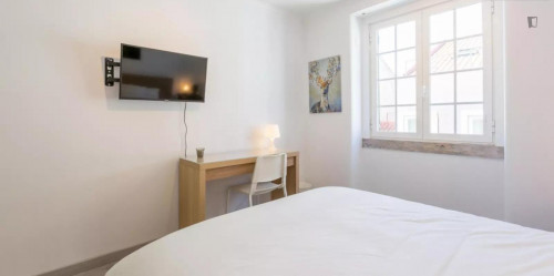 Welcoming double bedroom in a 7-bedroom apartment near Intendente metro station