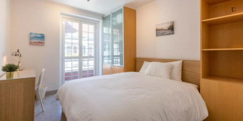 Cosy double bedroom in a 7-bedroom apartment near Intendente metro station