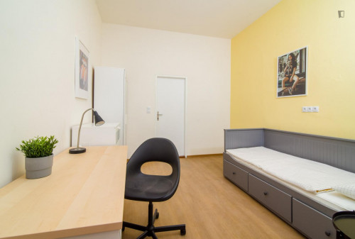 Welcoming single ensuite bedroom near the I. P. Pavlova metro
