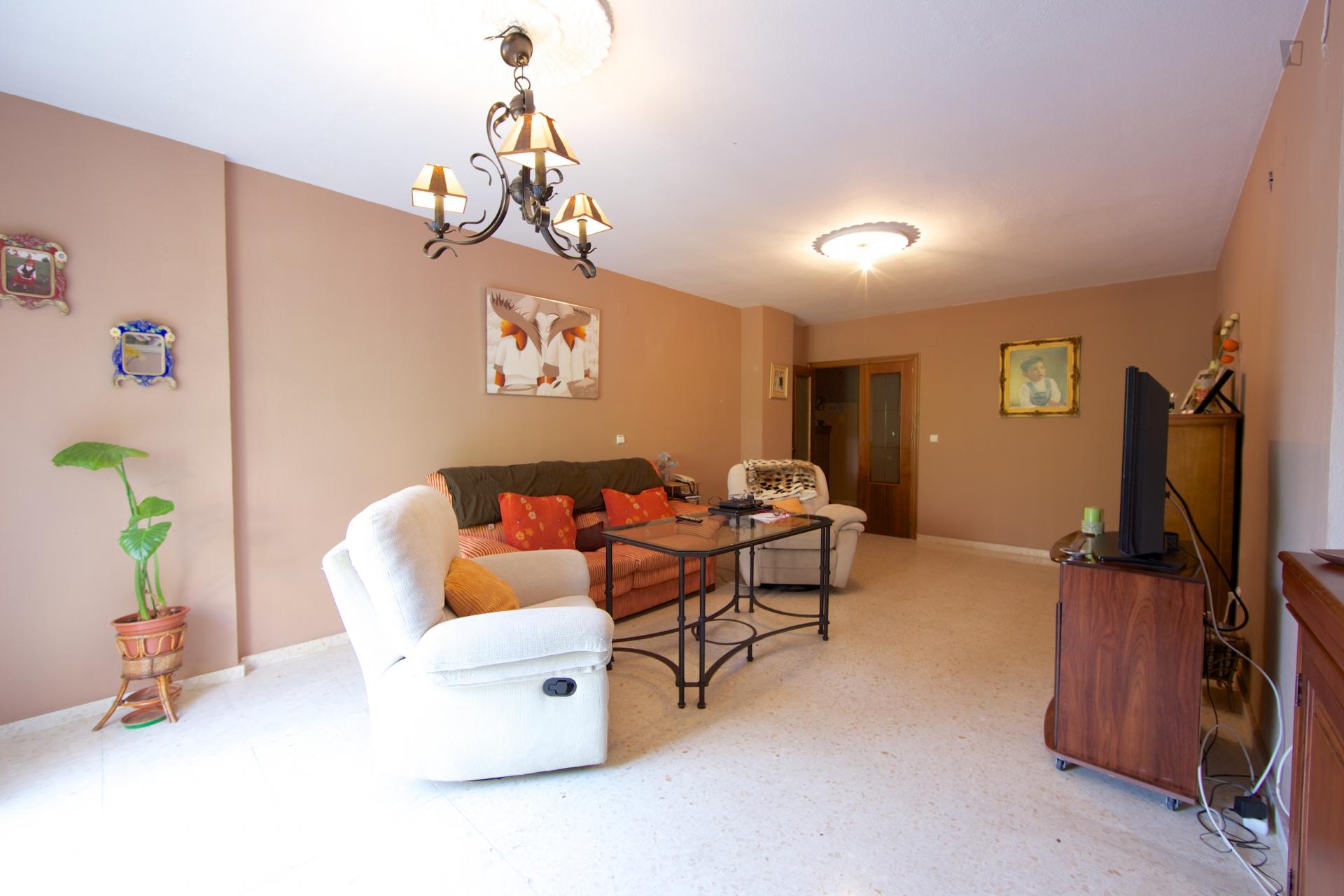 Single bedroom for female tenants in a 4-bedroom apartment in Parque Azahara