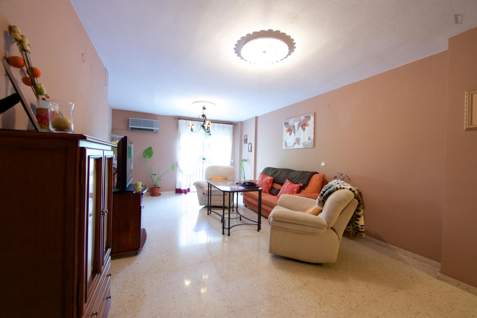 Single bedroom for female tenants in a 4-bedroom apartment in Parque Azahara