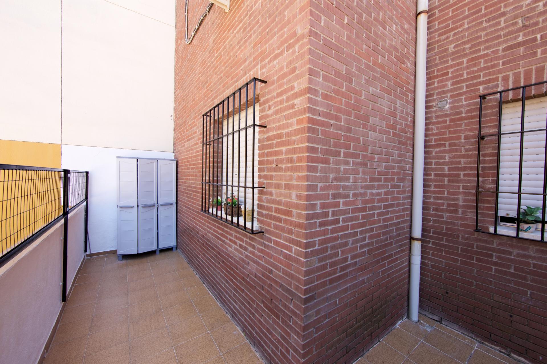 Single bedroom for female tenants in a 4-bedroom apartment in Parque Azahara