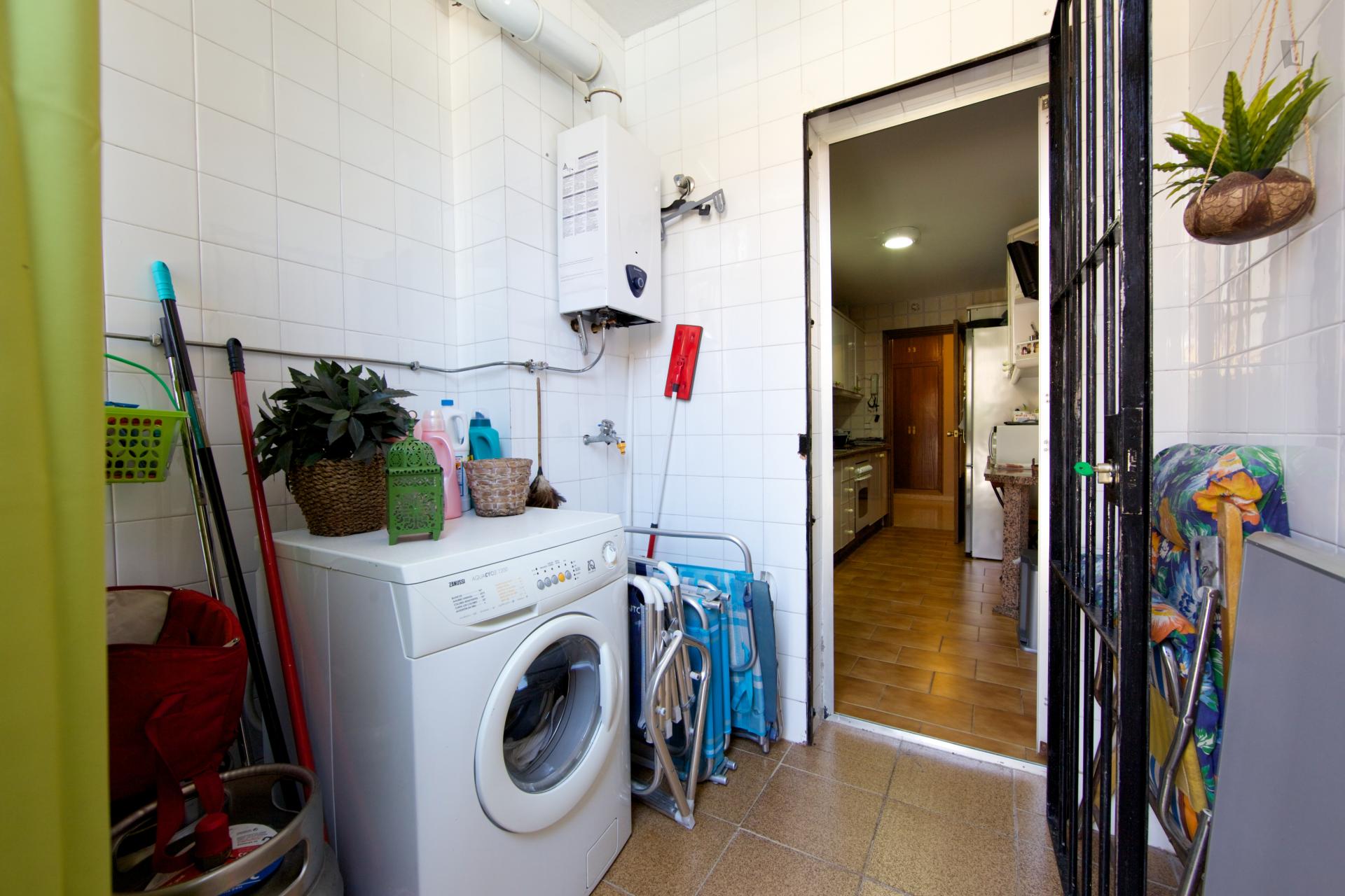 Single bedroom for female tenants in a 4-bedroom apartment in Parque Azahara