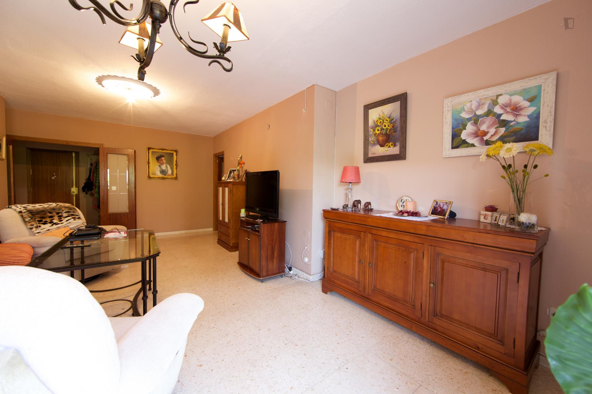 Single bedroom for female tenants in a 4-bedroom apartment in Parque Azahara