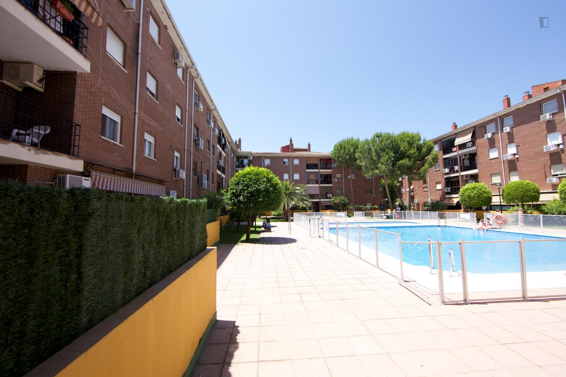 Single bedroom for female tenants in a 4-bedroom apartment in Parque Azahara