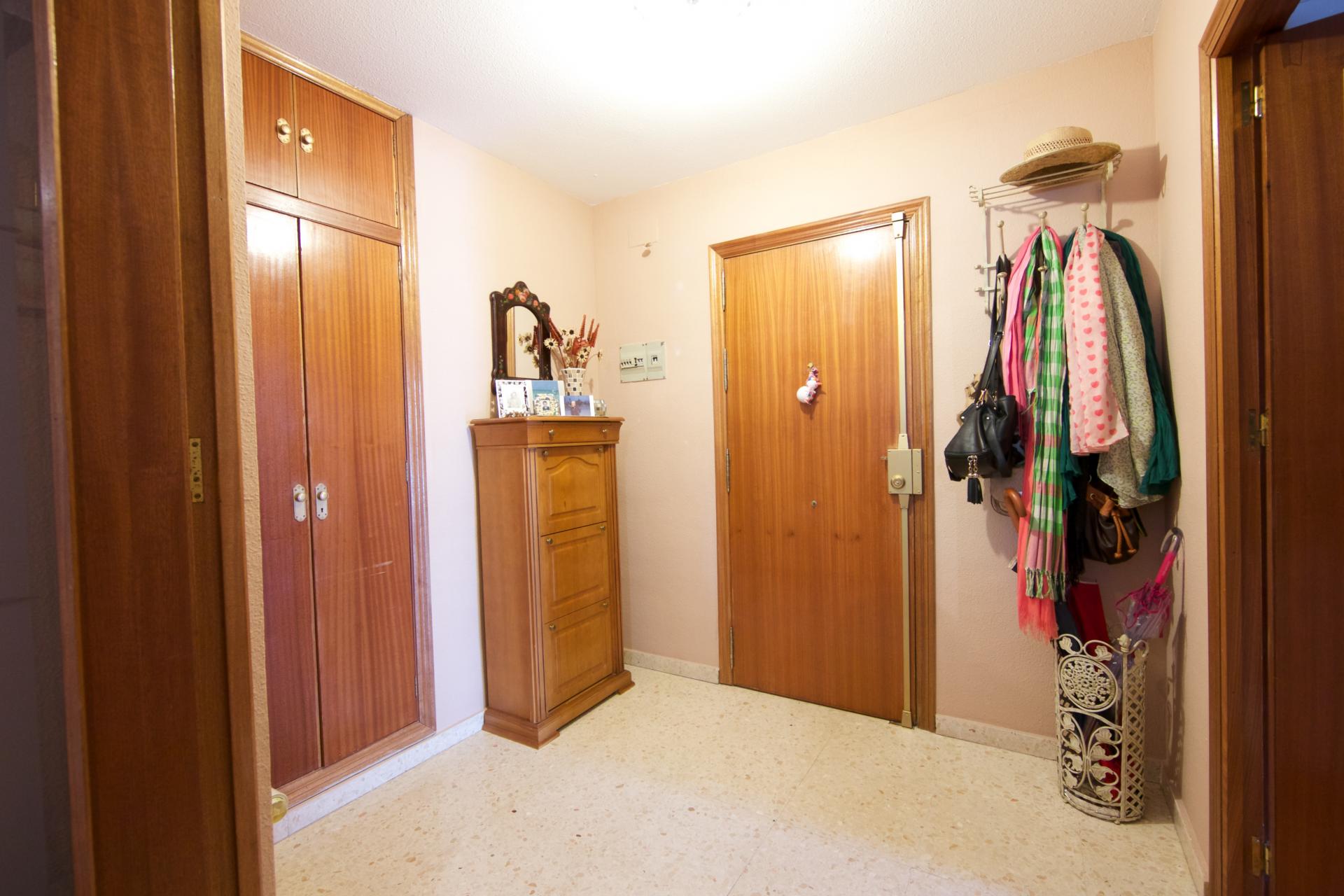 Single bedroom for female tenants in a 4-bedroom apartment in Parque Azahara