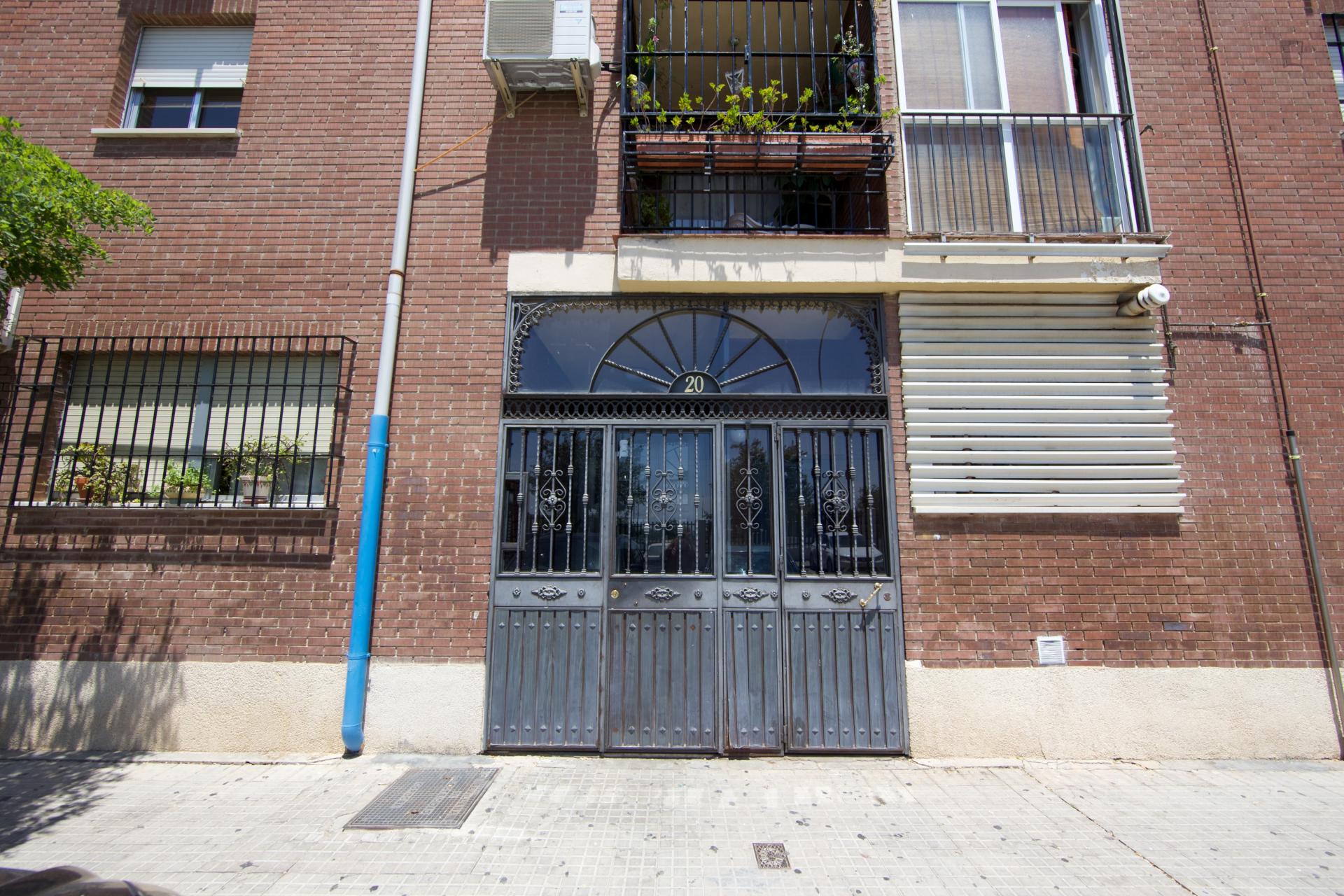 Single bedroom for female tenants in a 4-bedroom apartment in Parque Azahara