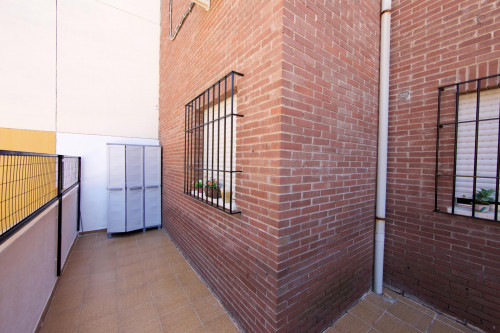 Bright single bedroom in a 4-bedroom apartment in Parque Azahara
