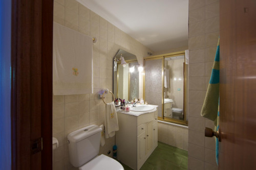 Bright single bedroom in a 4-bedroom apartment in Parque Azahara
