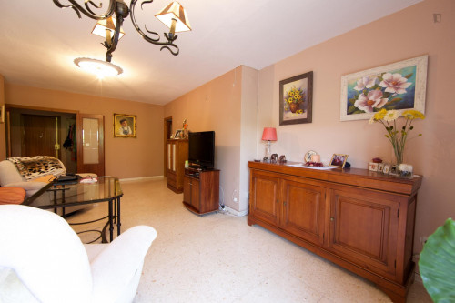 Single bedroom for female tenants in a 4-bedroom apartment in Parque Azahara - Gallery - 21