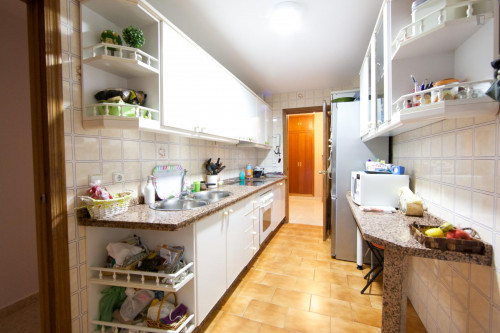 Single bedroom for female tenants in a 4-bedroom apartment in Parque Azahara - Gallery - 15