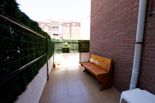 Bright single bedroom in a 4-bedroom apartment in Parque Azahara