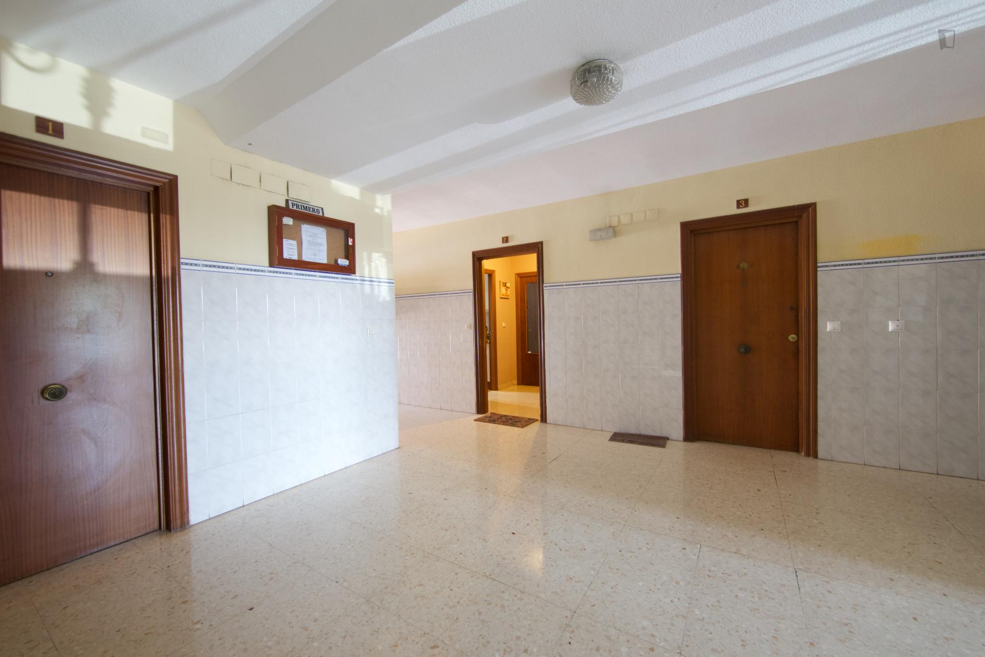 Adorable single bedroom in a 4-bedroom apartment in Parque Azahara