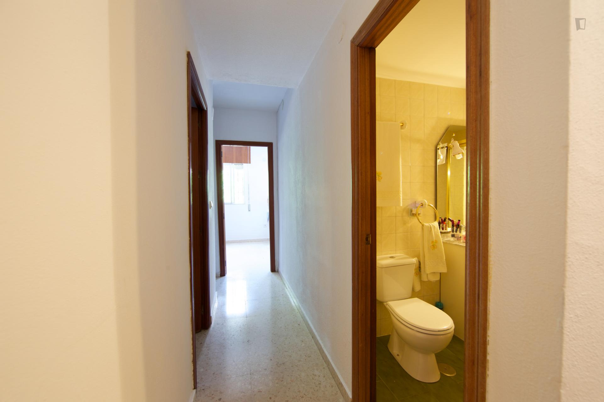 Adorable single bedroom in a 4-bedroom apartment in Parque Azahara